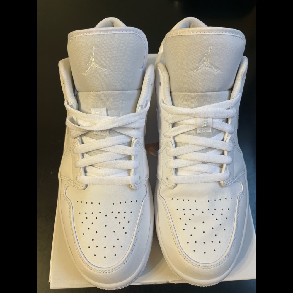 Women’s tennis shoes